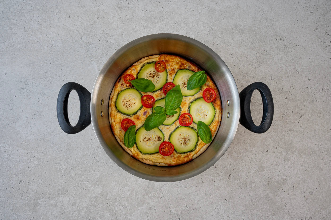 Hartige taart met courgette, tomaat en basilicum in een Remoska-pan